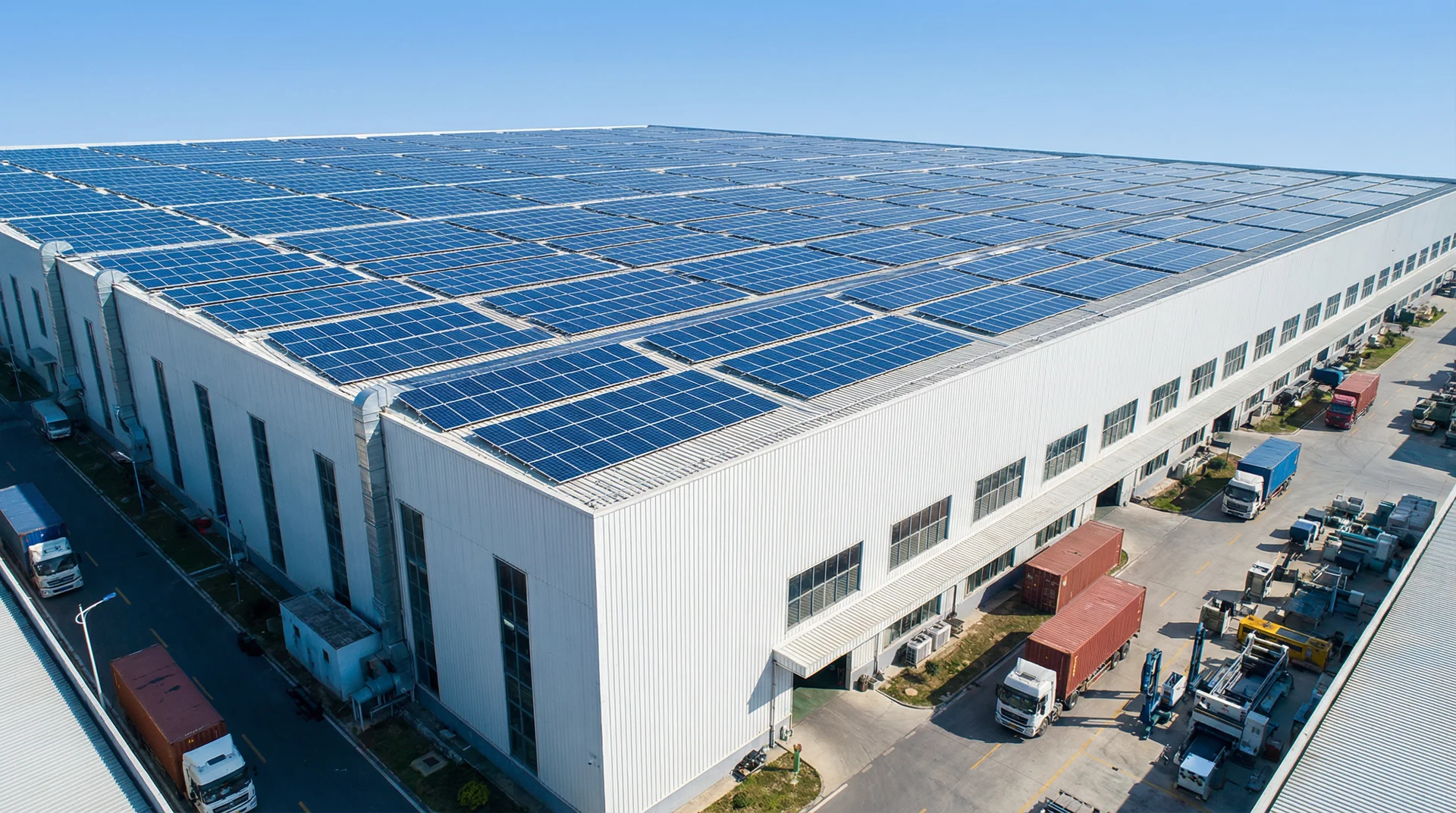Moderne Produktionshalle mit Solaranlage auf dem Dach